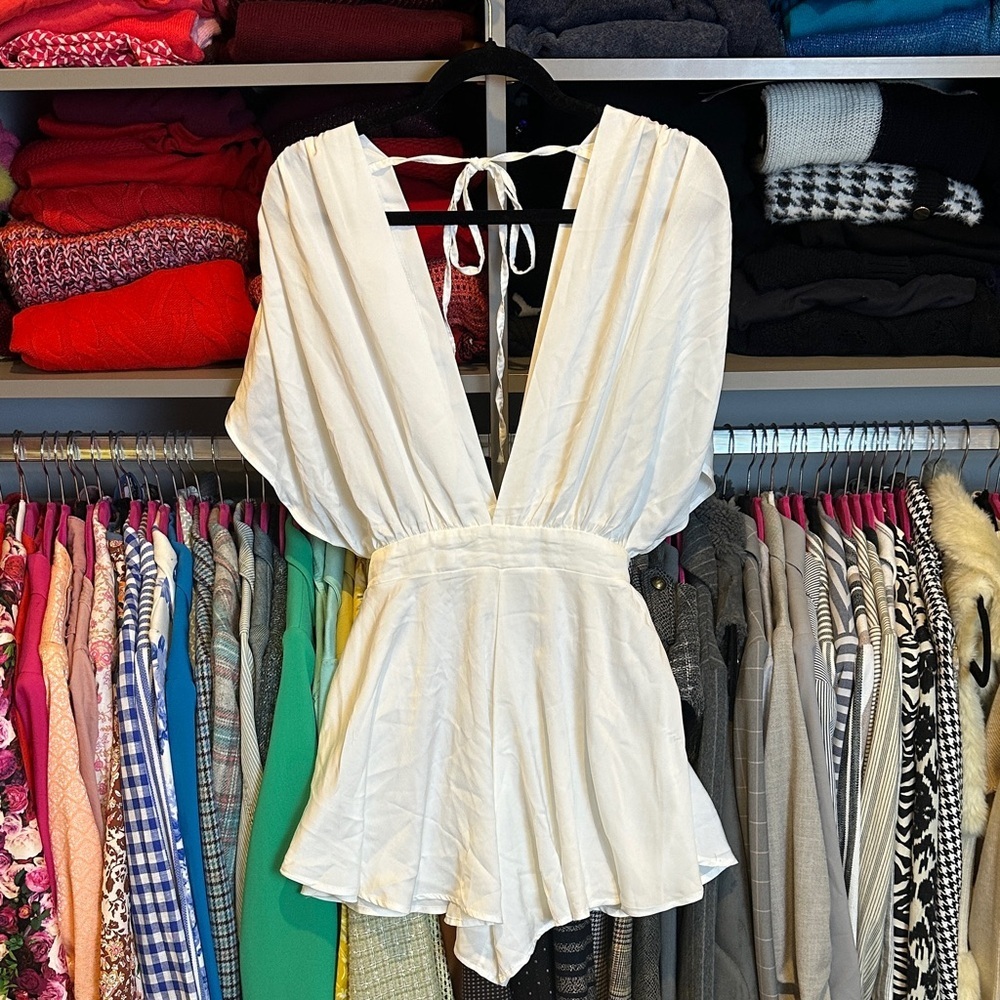 Unbranded white deep v front and back dolman sleeve satiny romper size S